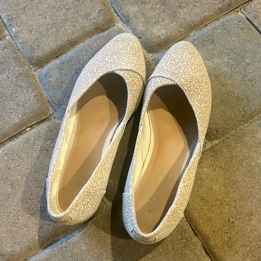 TOMS Women's Textured Cream Flats